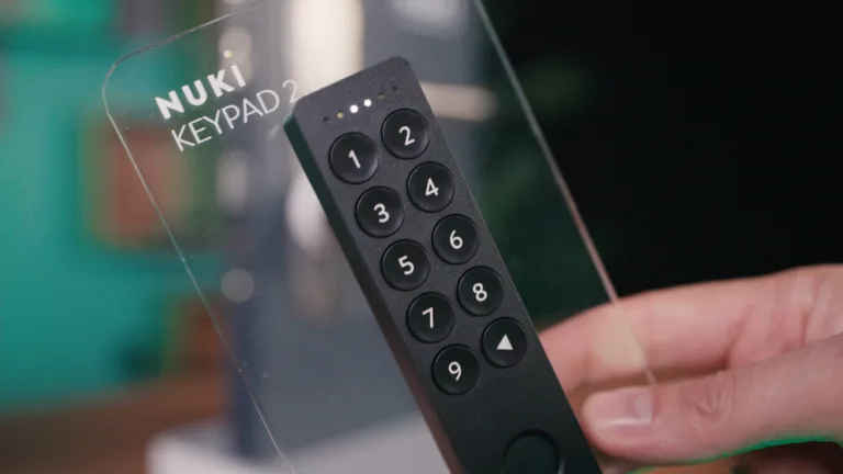 Klawiatura Nuki Keypad w dłoni testera