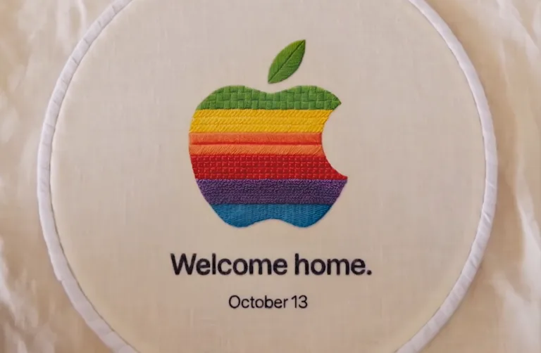 Haftowany, tęczowy symbol Apple z napisem „Welcome home. October 13”