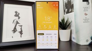 Móvil con la app de Breezy Weather
